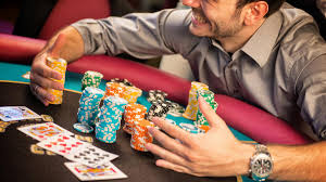 Poker e Desenvolvimento Pessoal: Lições de Vida Aprendidas Através da Prática do Poker