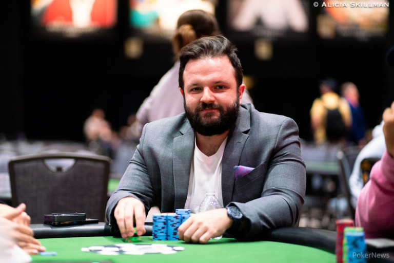 Brasileiros Brilham na WSOP 2024: Vitor Dzivielevski Avança para o Dia 2