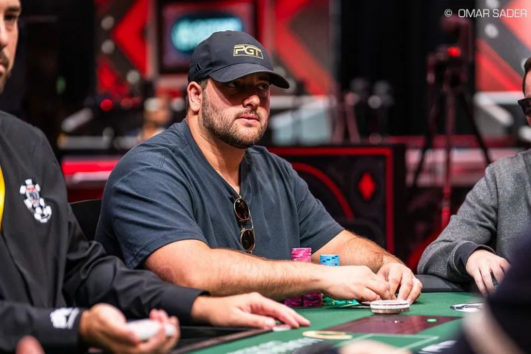 João Simão Fica em Sétimo no Evento #8 da WSOP Após All-In Triplo Dramático