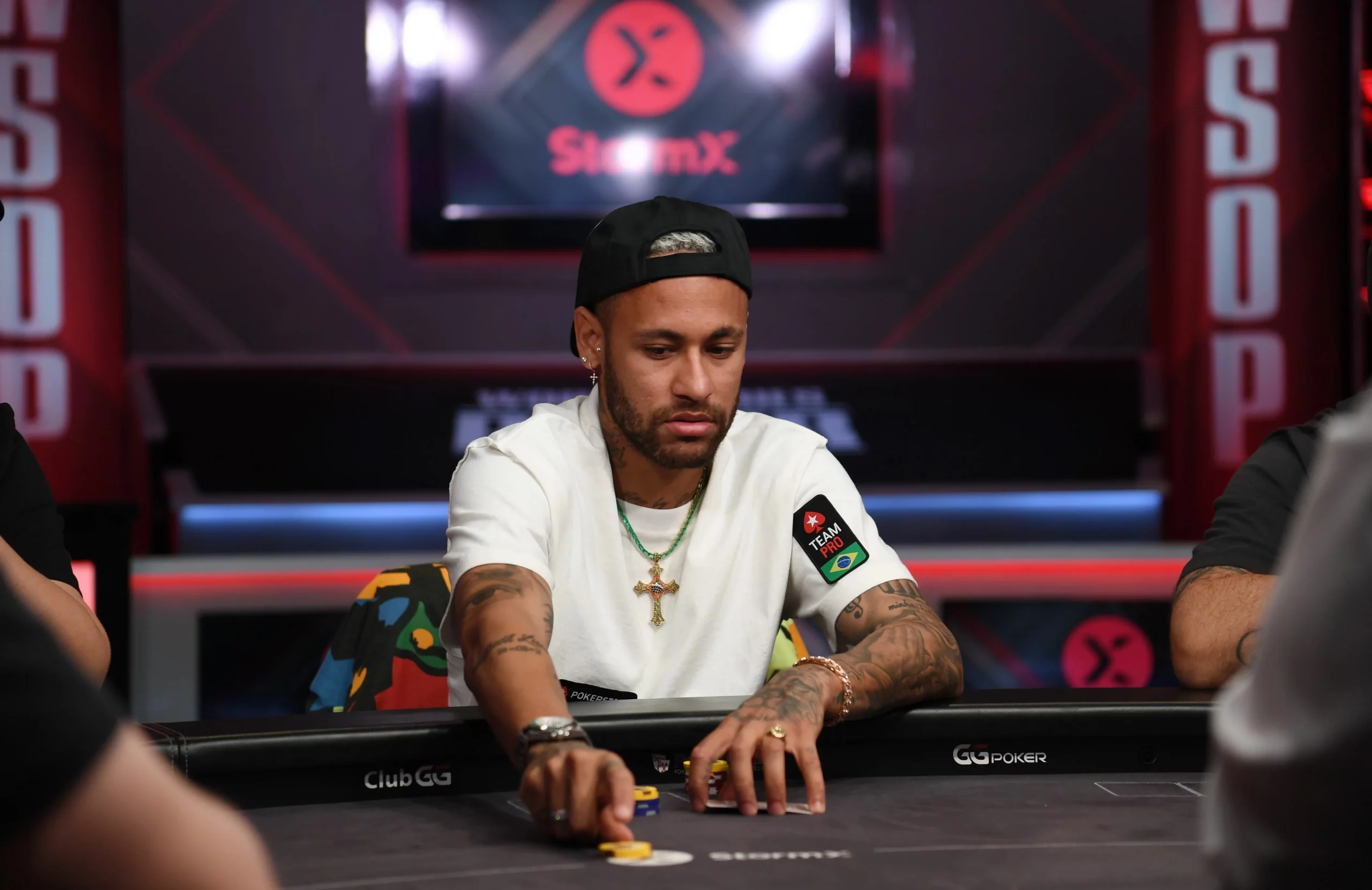 Neymar, Dan Bilzerian e Jon Vlogs se Enfrentam em Mesa de Poker High Stakes