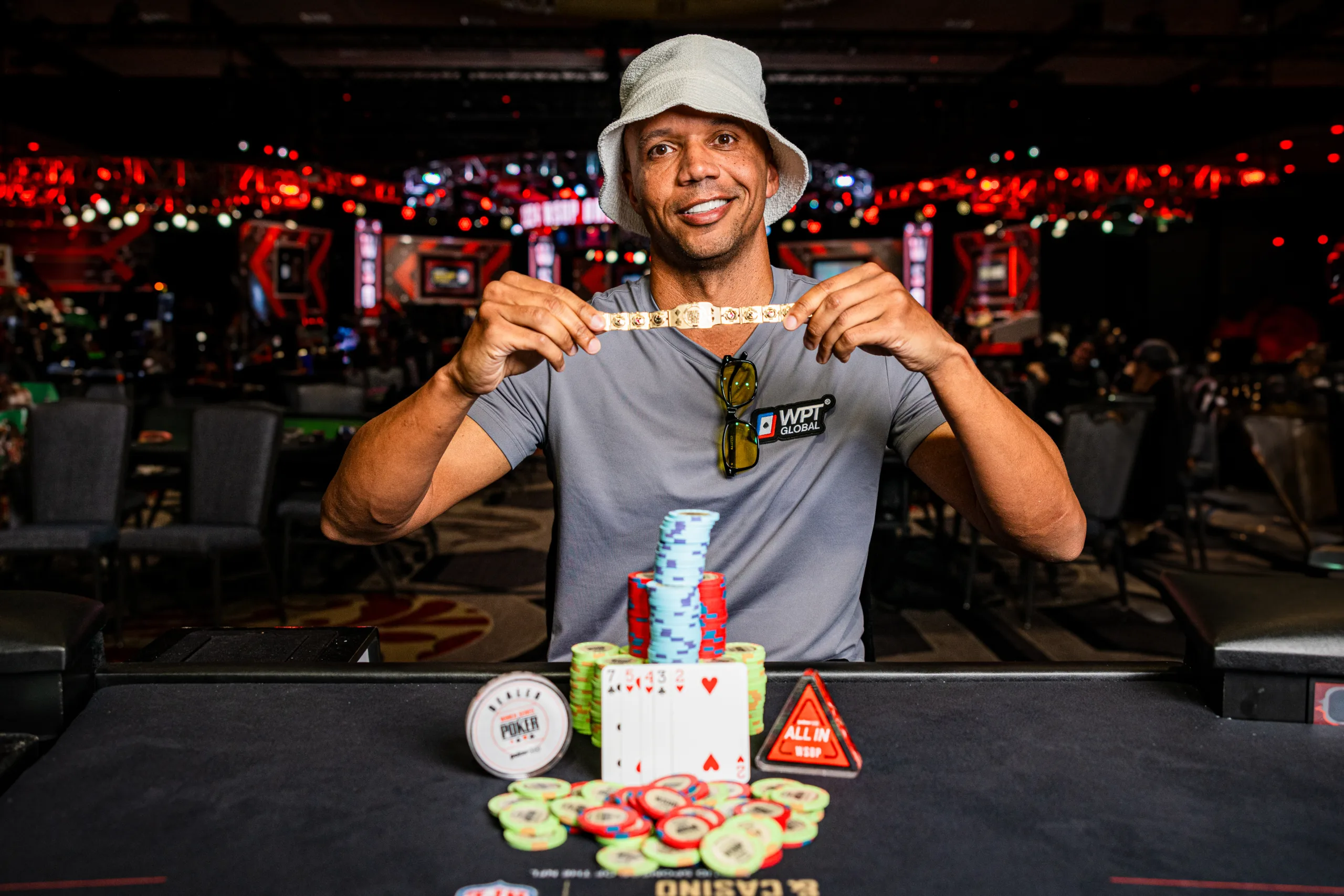 Phil Ivey Conquista o 11º Bracelete na WSOP Após 10 Anos