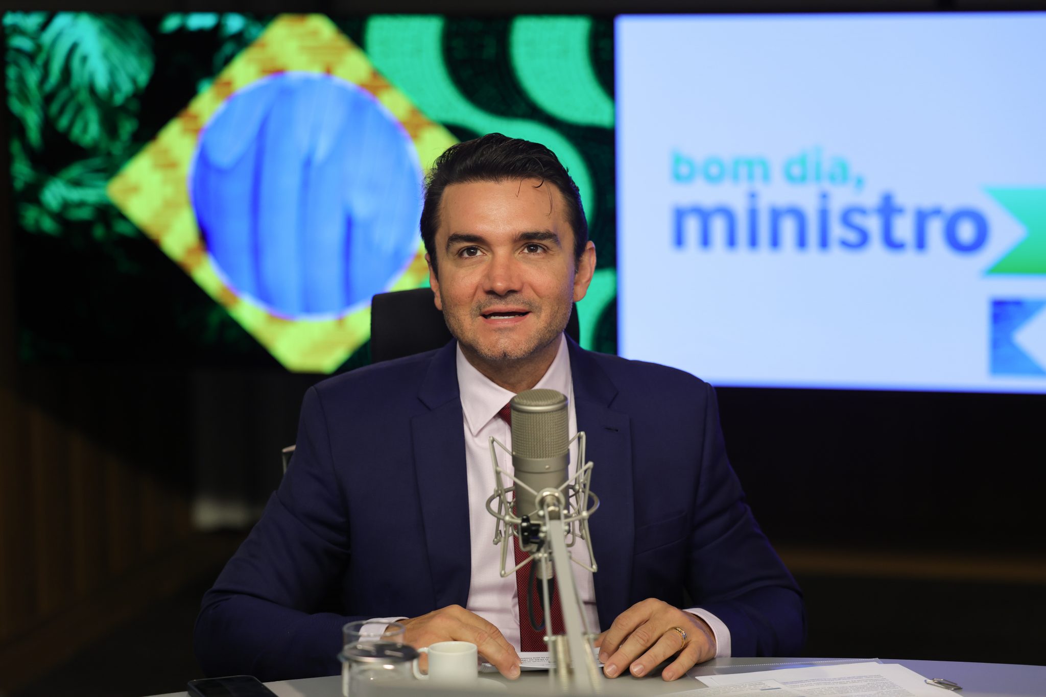 Fotografia do Ministro do Turismo Celso Sabino no programa Bom dia, Ministro. Sabino é importante apoiador da PL dos cassinos e bingos