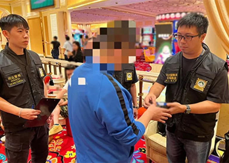 Agentes da PJ de Macau realizam verificações aleatórias de clientes num casino da Cotai Strip. A polícia diz que sua vigilância contínua do centro de jogos detectou uma chefe de piso roubando fichas de cassino de alto valor de uma mesa de roleta. (Imagem: Governo de Macau/Reprodução)