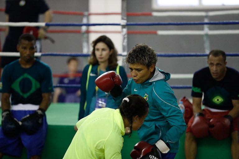 Casa de apostas compra medalha de ex-boxeadora adriana araújo